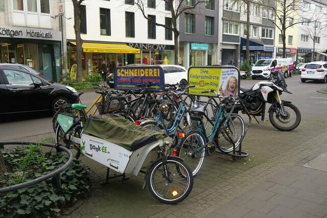 Lastenräder gehören längst zum Stadtbild, benötigen aber viel Platz zum Abstellen.  | Foto: Hermans