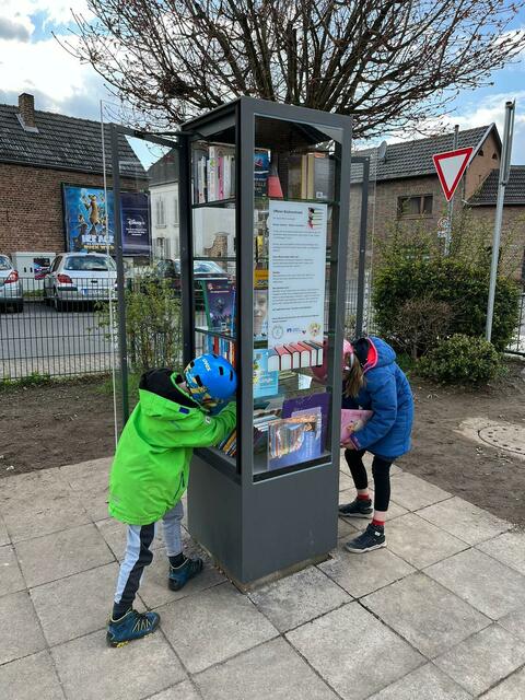 Fundgrube: Die „Bücherbokx“ auf dem Rösberger Schulhof lädt zum Stöbern ein.  | Foto: Markus Wagner/Repro: Frank Engel-Strebel