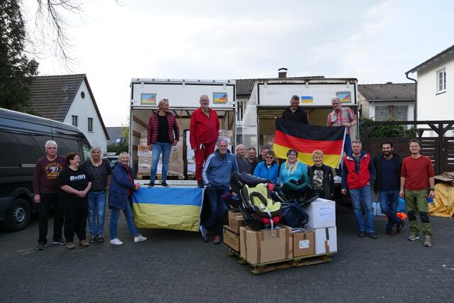 Mit Elan und frohen Mutes beladen die Helfer die LKW am Standort in Sankt Augustin.  | Foto: Woiciech