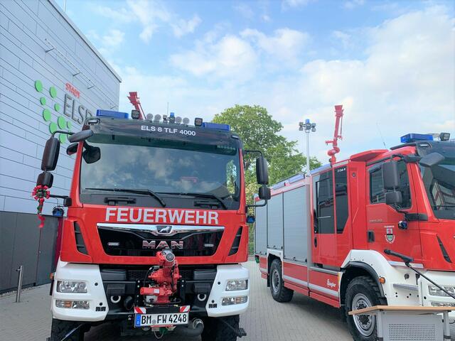 Zwei neue Fahrzeuge für die Löschzüge Heppendorf und Niederembt stehen ab sofort bereit. Die Fahrzeuge haben große Tanks für Löschwasser und -schaum. | Foto: Stadt Elsdorf