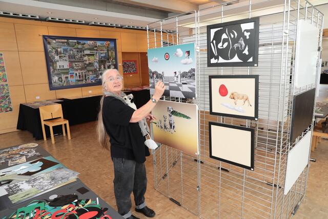 Anne Hensgen an der Magnetwand.  | Foto: we