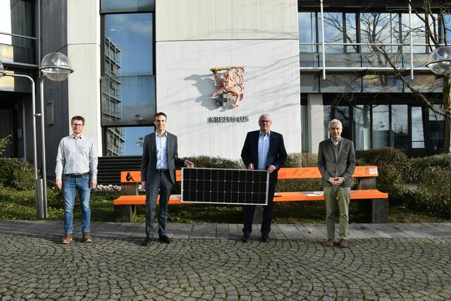 Landrat Sebastian Schuster (2.v.r.), Christoph Schwarz, Umweltdezernent des Rhein-Sieg-Kreises (r.), Thorsten Schmidt, Geschäftsführer der Energieagentur Rhein-Sieg (2.v.l.) und Lukas Fischer (l.), Amt für Umwelt- und Naturschutz.