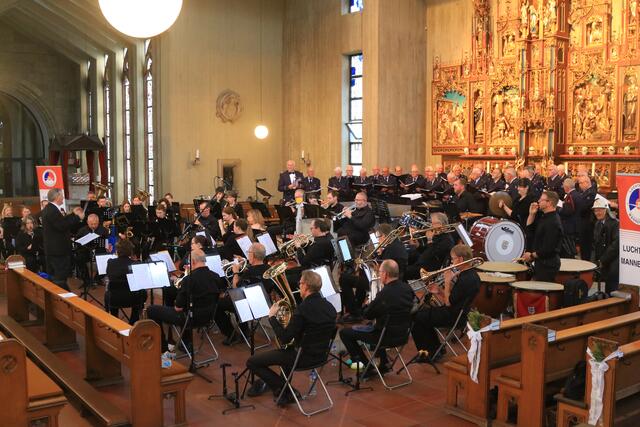 Musikverein „Siegklang“ und der „Luchtmacht Mannenkoor“ beim Benefizkonzert in der Klosterkirche der Steyler Missionare in Sankt Augustin.  | Foto: Musikverein Siegklang