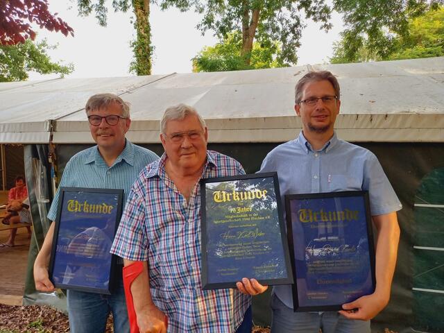 Für ihre Verdienste geehrt wurden (v.l.) Karl-Heinz van Nahmen, Karl Weber und Bernd Kaule.  | Foto: 1946 Frechen