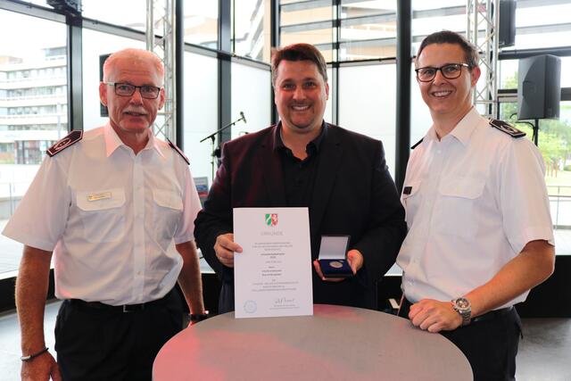 Viel zu tun hatten (v.li.n.re.) Stadtbrandinspektor Stefan Gandelau, Bürgermeister Alexander Biber und Oberbrandrat Lars Gödel beim „Ehrungsmarathon“, bei dem unter anderem die Helfer der Flutkatastrophe mit einer Urkunde und einer Medaille ausgezeichnet wurden.   | Foto: Kaiser