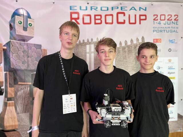Die drei AEG-Jungs vom Team „Die drei Musketiere“ beim RoboCup-Junior-Wettbewerb in Portugal. | Foto: AEG