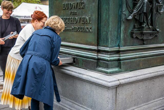 OB Katja Dörner und Restauratorin Betina Roß setzen die Kassette ein.  | Foto: Stadt Bonn