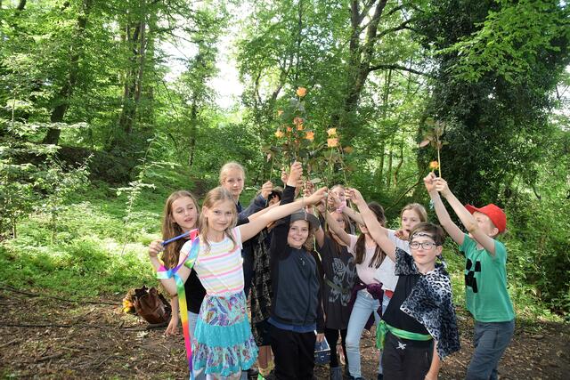Zum Dankeschön gab’s für jeden eine Rose: Die Mädchen und Jungen des Theaterprojektes begeisterten ihr Publikum. | Foto: Frank Engel-Strebel
