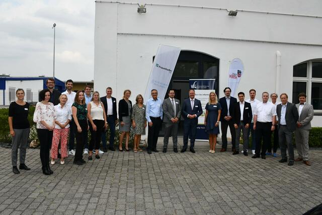 Bürgermeister Dirk Breuer und WfG-Geschäftsführerin Susanne Kayser-Dobiey begrüßten die Gäste im Studio 6. Veranstalter und Beteiligte versammelten sich fürs Gruppenfoto vor dem Eingang zum Studio 6. An mehreren Ständen informierten sich die Besucherinnen und Besucher über maßgeschneiderte Fördermöglichkeiten.  | Foto: Pütz
