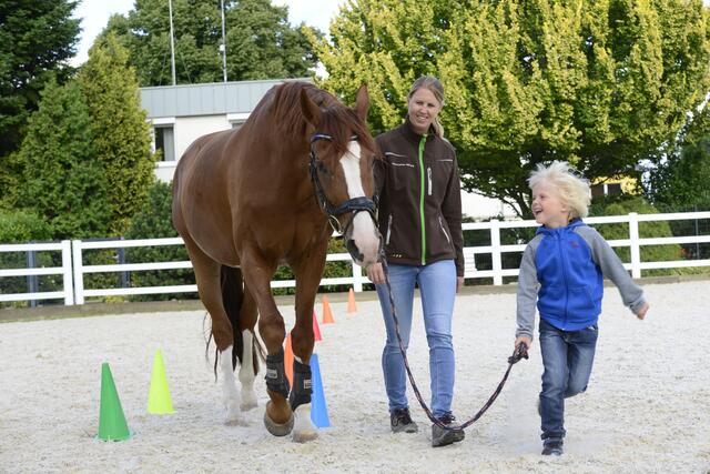 Reittherapeutische Aktivitäten für Kinder mit dem Pferd werden von der Gold-Kraemer-Stiftung schon seit vielen Jahrzehnten intensiv gefördert.  | Foto: GKS