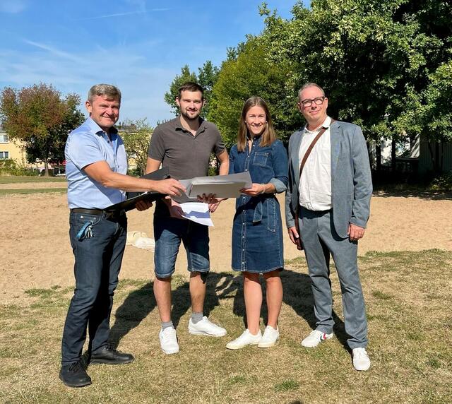 Austausch an der geplanten Baustelle: (von links) Stefan Franken (Leiter Familienamt), Daniel Meyer (Projektmanager), Architektin Britta Scheidt und Martin Berg, Geschäftsführer HMP-Architekten.  | Foto: Gemeinde