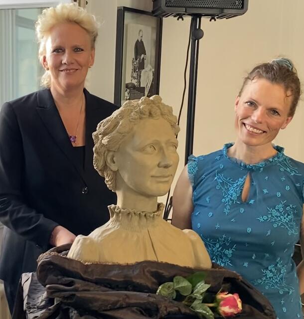 Susanne Haase-Mühlbauer und Irmi Wette mit der Büste von Adelheid Humperdinck.  | Foto: Mühlbauer