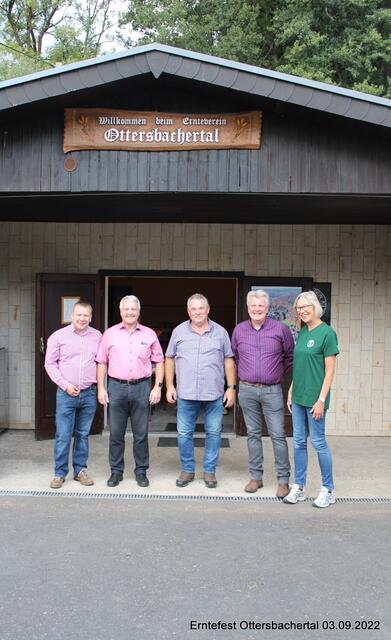 Auch Bürgermeister Rainer Viehof (2.v.li.) war zum Erntefest des Erntevereins Ottersbachertal gekommen. | Foto: Ernteverein