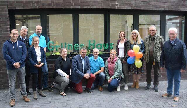 Schulchefin Margret Michels (mit Luftballons) dankt den Vertretern der Kirche, des Fördervereins, des MGV Frohsinn, den Lehrern und dem Stadtchef Stephan Vehreschild für die tolle Unterstützung.  | Foto: Mülhausen