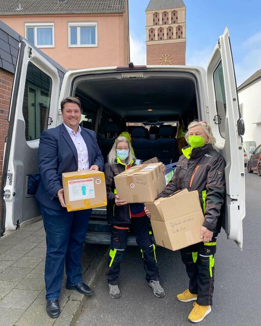 „Lohmar hilft“ liefert das medizinische Verbrauchsmaterial, hier Gründerin Manu Gardeweg (re.) mit Maxi Winkler und Bürgermeister Alexander Biber. | Foto: Stadt