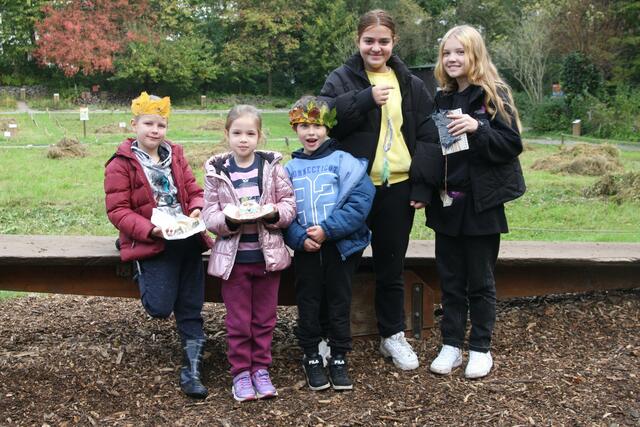 Mark (7), Maria (7), Denis (7), Milana (11) und Liza (11) aus der Ukraine hatten viel Spaß beim Schnecken suchen, Spielhäuser bauen und basteln in der Ferienwoche auf dem NaturGut. | Foto: Naturgut