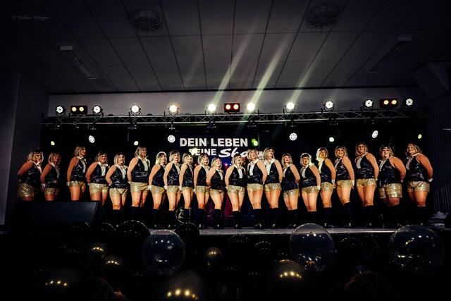 Die Horremer Showtanzgruppe der KG Altstädter Blau-Wiess hat in 22 Jahren viel erlebt und auf vielen Bühnen der Region getanzt. | Foto: Volker Klinger