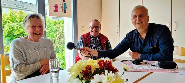 Die Chemie zwischen Elfriede Limburger (li.) und Michael Rohrbeck (Mitte) stimmt. Das merkt man auch beim Interview, das beide dem Sender Radio 700 gegeben haben.  | Foto: GenoEifel/Corinne Rasky