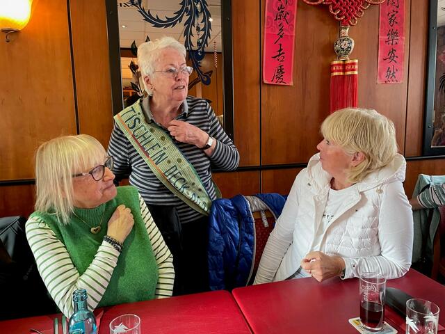 Hannelore Mertens wurde zusätzlich mit einer Schärpe „geehrt“.  | Foto: Stadt