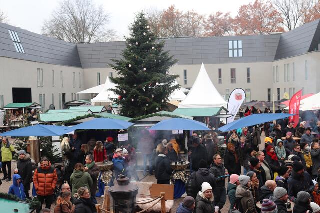 Bereits am Samstagmittag war der beschauliche Weihnachtsmarkt sehr gut besucht.  | Foto: Kaiser