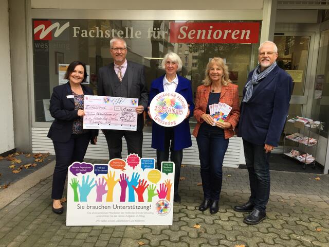 Daniela Tomasini (Ehrenamtskoordinatorin Diakonie Michaelshoven e.V.), Stefan Grathwohl (Kreissparkasse Köln), Margrit Knaust (Ehrenamtliche Einsatzkoordinatorin), Birgit Rudolf (Seniorenbeauftragte Stadt Wesseling) und Frank W. Krüger (Co-Dezernent Soziales/Senioren Stadt Wesseling).  | Foto: Stadt Wesseling