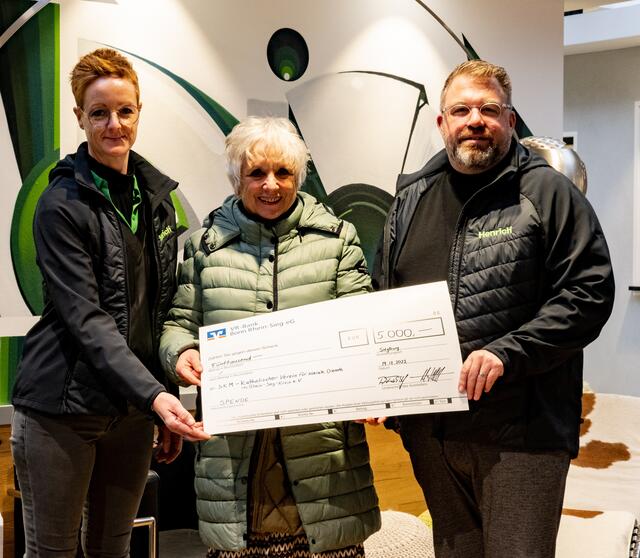 Spendenübergabe am HENRICH Standort in Siegburg durch Anke Fink-Stauf (links) und Michel Schröder (rechts) an Monika Bähr (Mitte) Vorsitzende SKM Rhein-Sieg.  | Foto: Henrich Baustoffzentrum