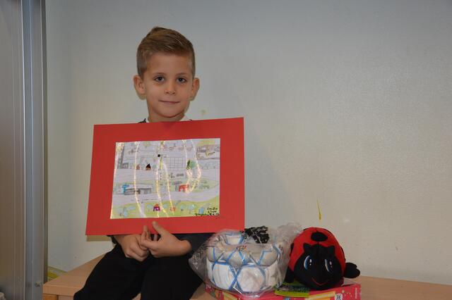 Sonderpreisgewinner Emilio Barbaro (7) überraschten wir in seiner Klasse in der Ringschule. | Foto: Lars KIndermann