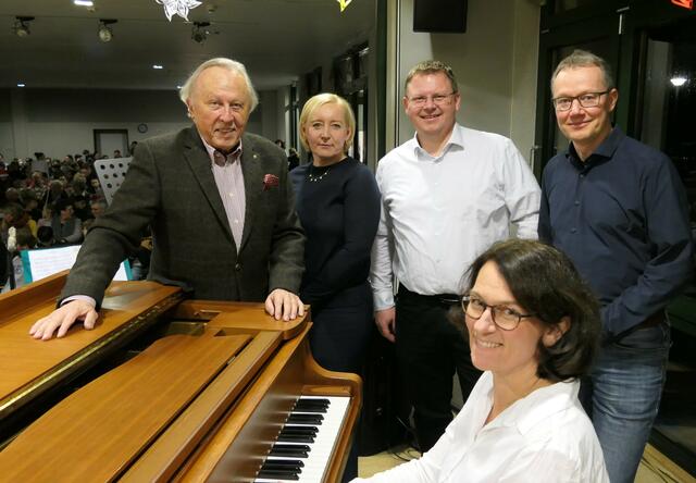Werner Sülzer (Förderverein Musik), Kerstin Schmitz, Jörg Gudella (beide Förderverein Gymasium), Schulleiter Christoph Menn-Hilger und am Flügel sitzend Hildegard Biergann (Leiterin des Schul-Orchesters/v.l.).  | Foto: Förderverein für Musik, Janik Lach