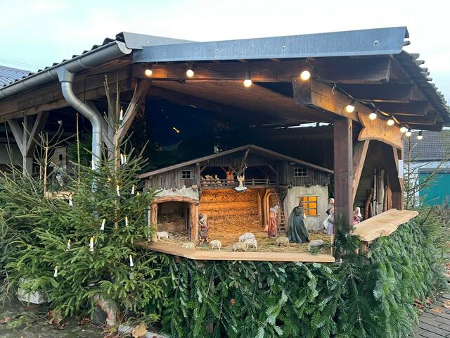 Das Technik- und Bauernmuseum in Berzbach hat dieses Mal wieder eine große Außenkrippe aufgebaut.  | Foto: Tourist-Information