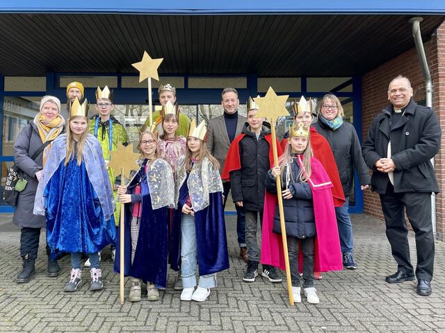 Die Sternsinger brachten den Segensspruch auch am Elsdorfer Rathaus an.  | Foto: Stadt Elsdorf