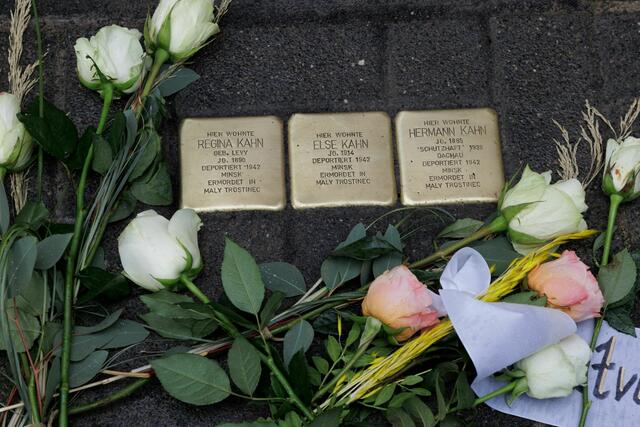 Stolpersteine erinnern an Mitglieder der Familie Kahn, die in Sindorf auf der Heppendorfer Straße gewohnt haben. Die Stolpersteine sollen am 27. Januar gereinigt werden. | Foto: Heimatverein Sindorf
