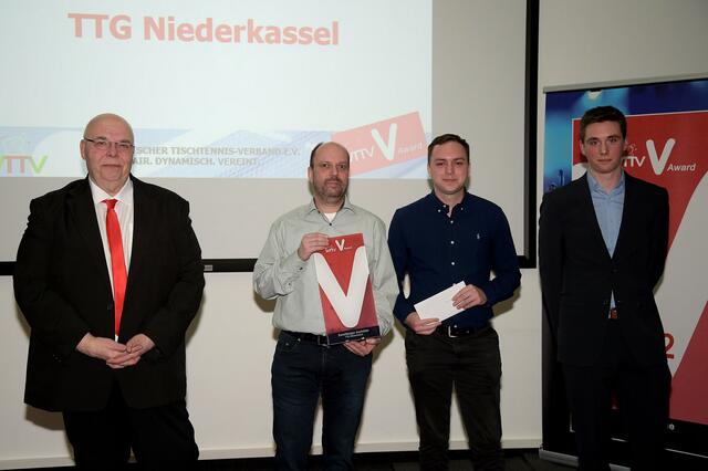 Der Jugendwart der TTG, Stefan Söns (2. von links) und der stellvertrende Pressewart, Felix Goerke (3.v.l.) nehmen die Auszeichnung für die TTG entgegen.  | Foto: Jörg Fuhrmann