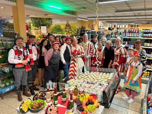 Auf Shopping-Tour durch den Ort: Die beiden Alfterer Prinzenpaar besuchten die lokalen Geschäftsleute.  | Foto: Frank Engel-Strebel
