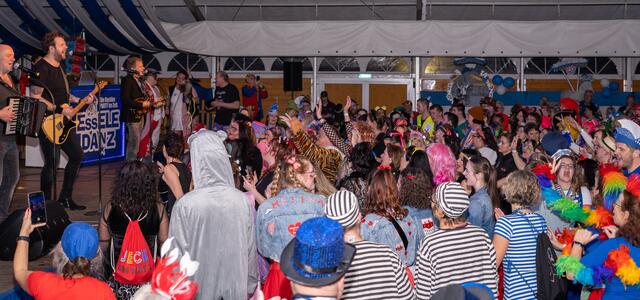 Die Paveier waren eine von drei Bands, die das Mendener Festzelt rockten. | Foto: KG Blau-Wieße Essele