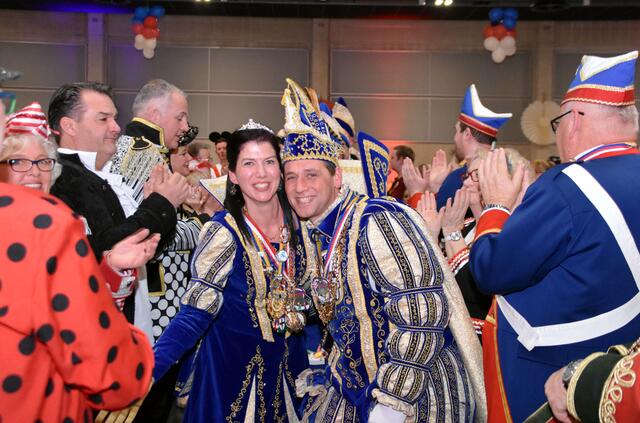 Ein „Bad in der Menge“: das Meckenheimer Prinzenpaar Sven I. und Sabrina I. (Schnieber) beim Einzug in die Jungholzhalle, wo die Stadtsoldaten zur Sitzungs-Revue eingeladen hatten.  | Foto: Peter Adolf