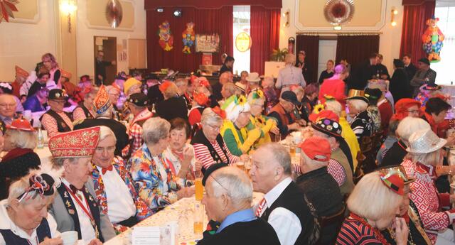 Bunt kostümiertes Publikum beim Rheidter Seniorenfest zu dem der Verschönerungsverein Rheidt in den Saal „Zum Lüches“ eingeladen hatte. | Foto: Mülhausen