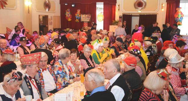 Bunt kostümiertes Publikum beim Rheidter Seniorenfest zu dem der Verschönerungsverein Rheidt in den Saal „Zum Lüches“ eingeladen hatte.  | Foto: Mülhausen