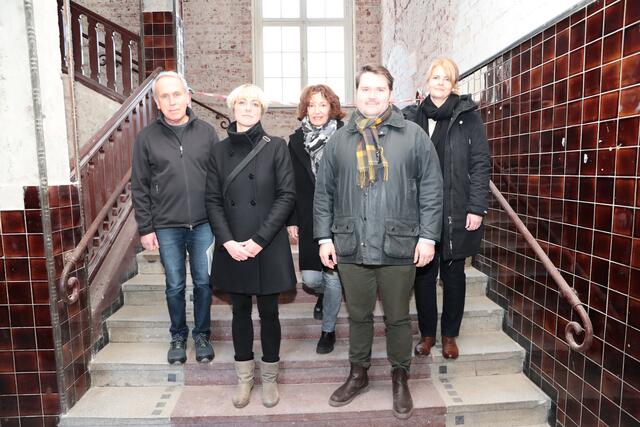 Auf der Jugendstiltreppe in der Schule: Vlnr. Volker Assenmacher, Projektleiter Bau, Constanze Falke, Denkmalschutz, Margit Ventulett, Abteilungsleiterin Bau beim SGB , Philipp Hoffmann, Leiter des Zentrums für Stadtgeschichte und Erinnerungskulturen, Yvonne Leiverkus, Leiterin des Stadtarchivs. | Foto: we