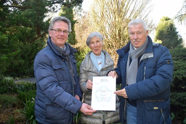 Eine Herzensangelegenheit für die NRW-Stiftung: Karl-Heinz Erdmann (rechts) überreichte die Förderurkunde an Erich Steinsdörfer und Linda Zimmermann.  | Foto: fes