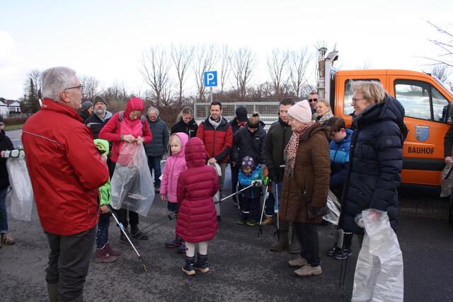 Über 40 Helfer hatten sich zur Jubiläumssäuberung der „großen Laache“ eingefunden und das Naturschutzgebiet von Abfall befreit.  | Foto: Lena Großekathöfer