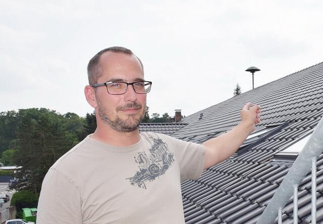Constantin Hochgürtel vom Mechernicher Ordnungsamt weist symbolisch auf den NRW-landesweiten Warntag am Donnerstag, 9. März, 11 Uhr, hin. Die Sirenen bleiben allerdings diesmal stumm – die Warnmeldung kommt direkt per Cell Broadcasting aufs private Handy. | Foto: Kirsten Röder/pp/Agentur ProfiPress