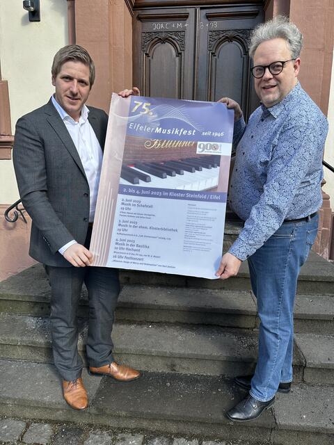 Landrat Markus Ramer (links) und der neue Intendant Erik Arndt stellten das Programm des 75. Eifeler Musikfestes auf Kloster Steinfeld vor.  | Foto: Kreis Euskirchen