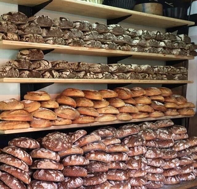 Sieben Brotsorten werden im Holzofen des Heimatmuseums Eckenhagen gebacken - direkt zum Probieren und, solange der Vorrat reicht, auch zum Mitnehmen.  | Foto: FOTO: HEIMATVEREIN ECKENHAGEN