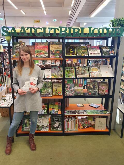 Jenny Berger präsentiert einige der Saatguttütchen, die mitsamt Fachliteratur ausgeliehen werden können.  | Foto: Stella Pitta