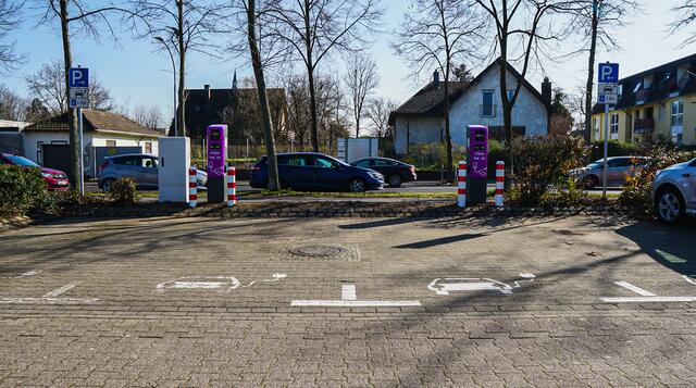 An der Alten Landstraße in Kerpen stehen jetzt zwei Ladestationen für Elektroautos. Die Stadtwerke Kerpen haben zudem weitere Ladesäulen im Stadtgebiet aufgestellt. | Foto: Stadtwerke Kerpen