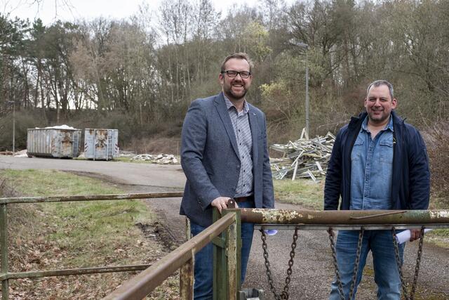 Hier an der Elisabethhütte entsteht Mechernichs erster Wohnmobilhafen. Der Erste Beigeordnete Thomas Hambach (l.) und Eifel-Therme-Betriebsleiter Christian Klein machten sich vor Ort ein Bild von den Abrissarbeiten.  | Foto: Ronald Larmann/pp/Agentur ProfiPress