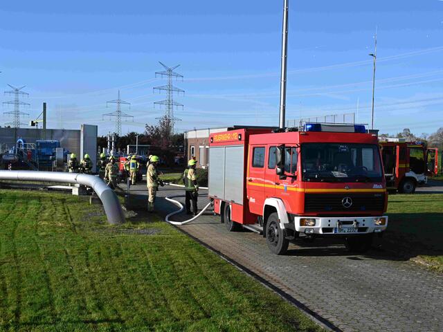 Nachdem das Feuer unter Einsatzleitung von Stadtbrandinspektor Christian Heinisch gelöscht war, wurde die Pumpe weiter gekühlt.   | Foto: Feuerwehr Pulheim