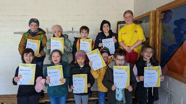 Insgesamt 33 Kinder nahmen in Erftstadt am Projekt „NRW kann schwimmen“ teil und hielten am Ende ihre ­Urkunde oder sogar schon das Abzeichenfür das „Seepferdchen“ in der Hand.  | Foto: SSV