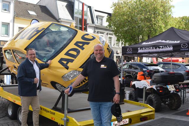 Wepag-Chef Frank Pohl (l.) und Michael Tuck am viel bestaunten Überschlagsimulator des ADAC.  | Foto: Brodüffel