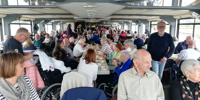 Komplett besetzt war das untere Deck der MS Beethoven nachdem alle Teilnehmer ihren Sitzplatz gefunden hatten. Rechts im Bild Hans-Werner Klinkhammels, Vorsitzender des Vereins zur Förderung von Seniorinnen und Senioren in Niederkasssel.  | Foto: Bracker